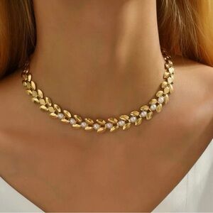 14k gold tone Gorgeous faux pearl necklace